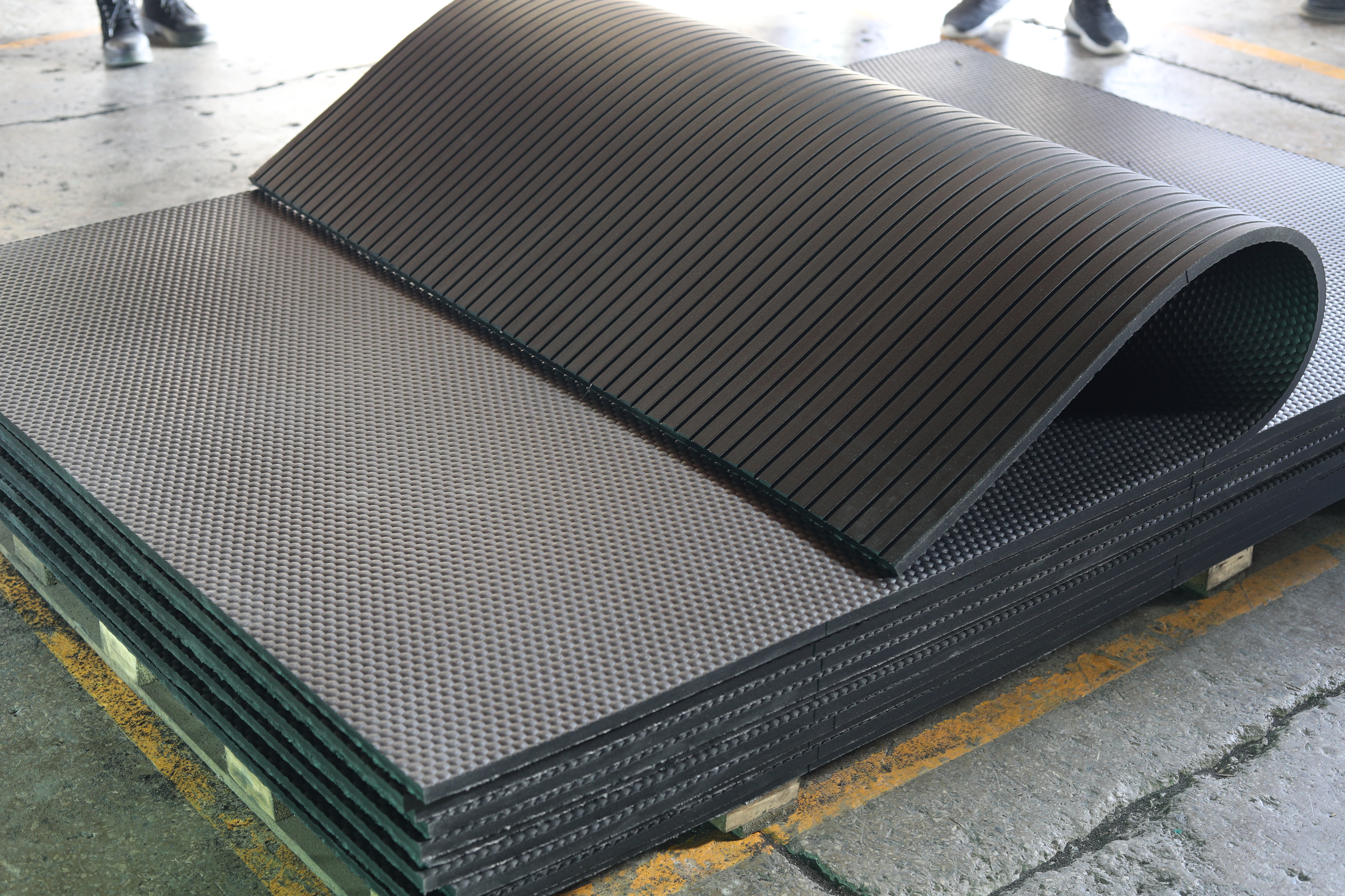 Tapis en caoutchouc imperméable anti-dérapant pour chevaux 
